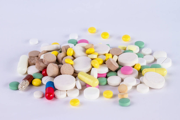 pilha de comprimidos e comprimidos e cápsula
 - Foto, Imagem