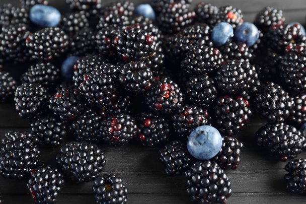 ripe blackberries and blueberries  - Zdjęcie, obraz