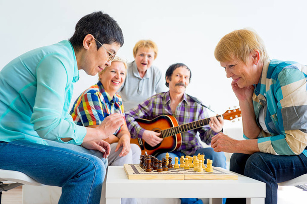 Senior people playing board games - Foto, afbeelding