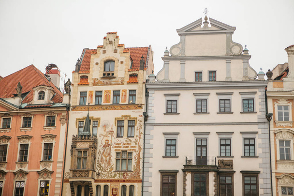 Prag, 13 Aralık 2016: Güzel tarihi binalar birbirleriyle sıkı duran Prag ana meydanında, cephe - Fotoğraf, Görsel