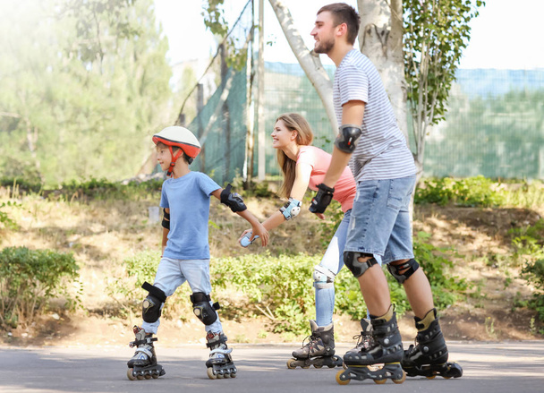 Family rollerskating in park - Фото, изображение