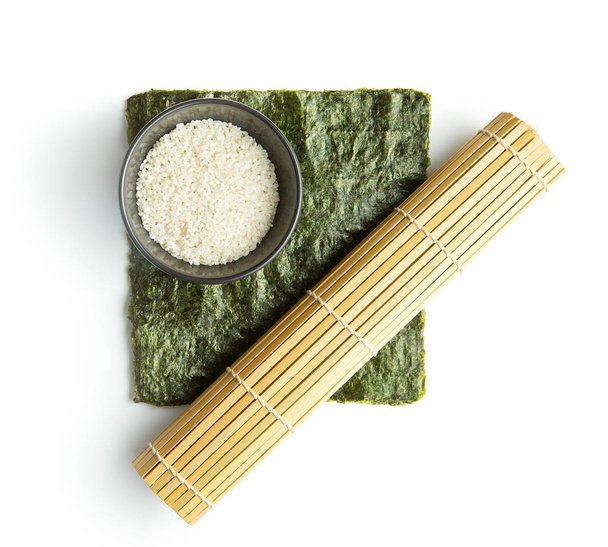 Green nori sheet , rice and bamboo mat. - Zdjęcie, obraz