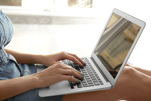 Jeune blogueur avec ordinateur portable
  - Photo, image