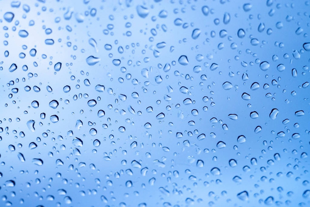 Дощ падає на склянку вікна в дощовий день
 - Фото, зображення