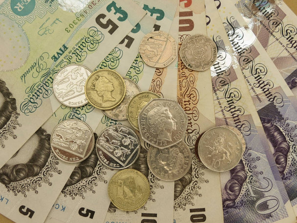 London, Verenigd Koninkrijk - Circa April 2014: Britse Sterling ponden (Gbp) bankbiljetten en munten rekening houdend met het portret van koningin Elizabeth Ii - Foto, afbeelding