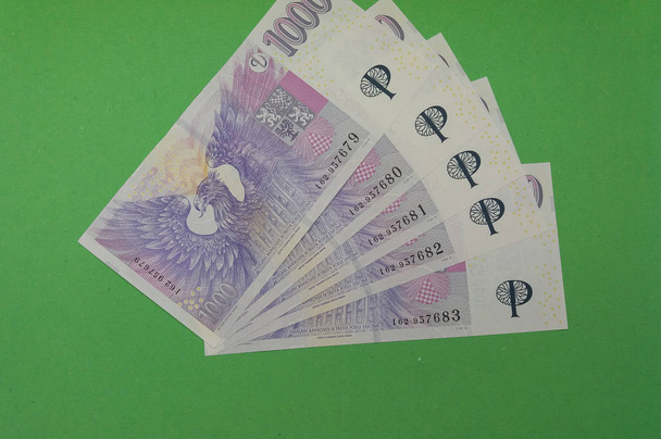 1000 Çek korunası banknot para (Czk), Çek Cumhuriyeti - beş nane tartışan ilerici seri numarası ile dizi para birimi - Fotoğraf, Görsel