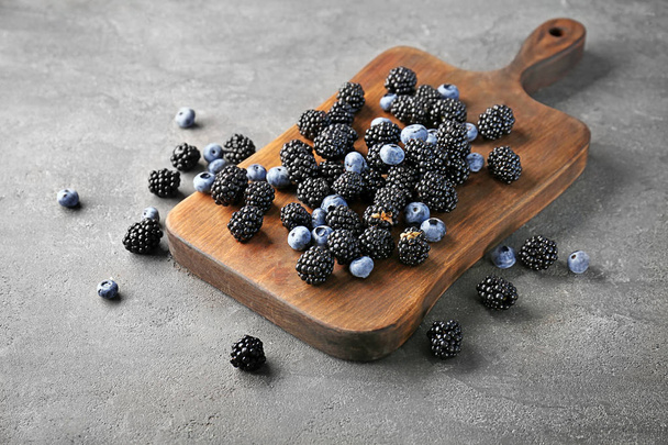  ripe blackberries and blueberries  - Zdjęcie, obraz