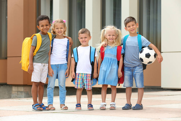 Dzieci stojąc w pobliżu przedszkola - Zdjęcie, obraz
