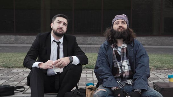 Geschäftsmann und Obdachloser auf Bürgersteig - Foto, Bild