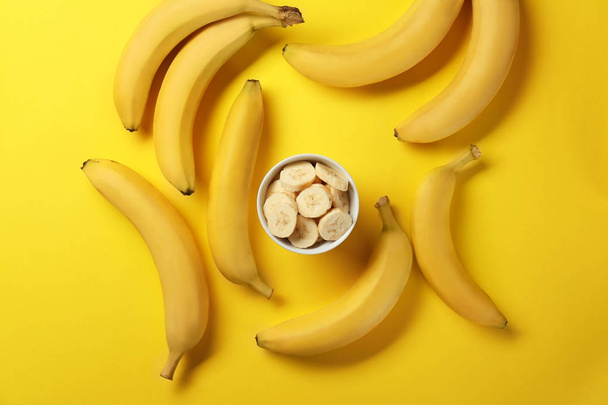 bananas and bowl with slices - Zdjęcie, obraz