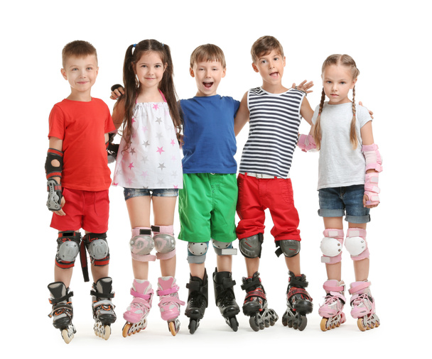 Enfants mignons sur patins à roulettes sur fond blanc
 - Photo, image