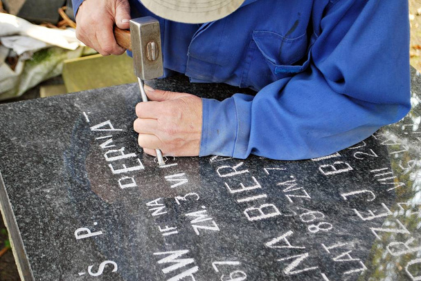 Řemeslník, práce s dlátem v tombstone - Fotografie, Obrázek
