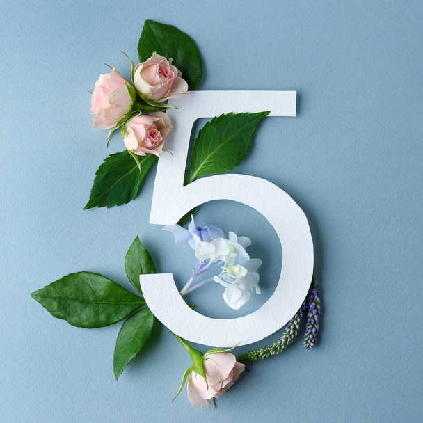 Beautiful floral composition with number five - Foto, Imagem