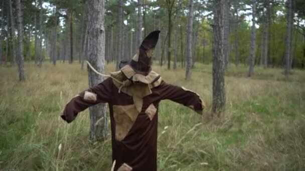 Hororové lepené strašák stojící v lese s maskou pytloviny - Záběry, video