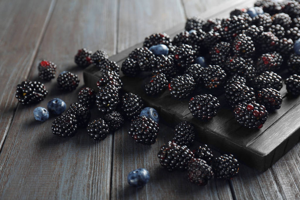  ripe blackberries and blueberries  - Φωτογραφία, εικόνα