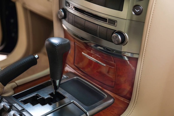 Gear shift knob in modern car - Foto, Imagem