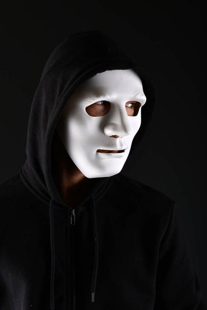 Conceito anônimo de mascaramento social ou halloween. - Foto, Imagem