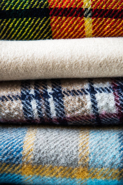 Empilement de couvertures à carreaux en laine - Photo, image