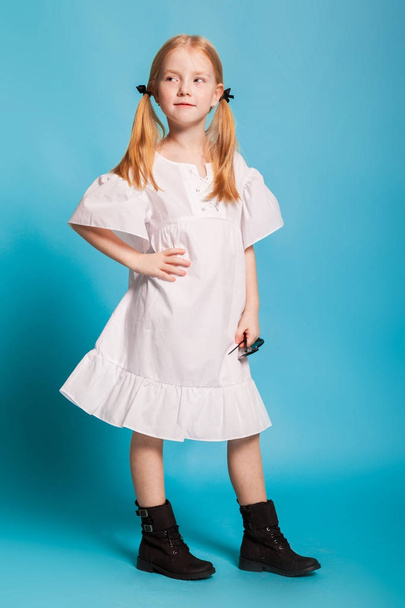 Ξανθό κοριτσάκι που φοράει φόρεμα - Φωτογραφία, εικόνα