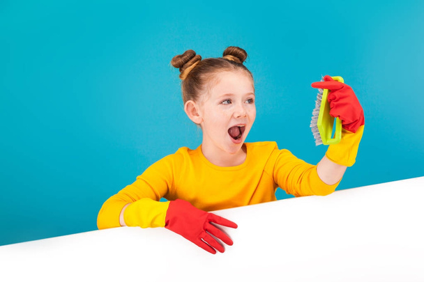 Маленька дівчинка з пензлем для прибирання
 - Фото, зображення