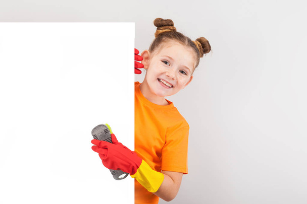 Little girl with cleaning brush - Photo, Image