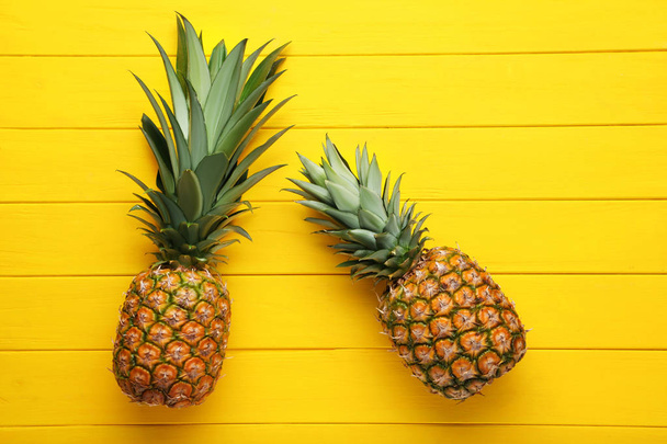 Ripe pineapples on wooden table - Foto, Imagen
