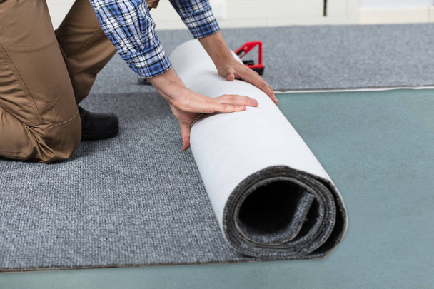 Carpenter Laying Carpet  - Foto, Imagem