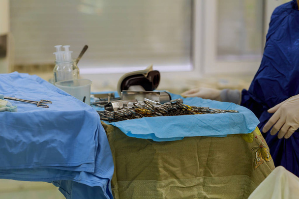 Instrumentos quirúrgicos para el funcionamiento
 - Foto, imagen