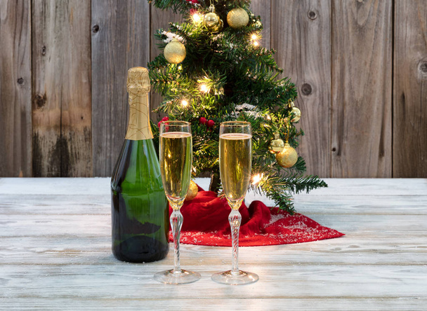 Bicchieri pieni di champagne per le vacanze invernali w
 - Foto, immagini