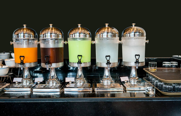 Variedad de zumo en dispensador de bebidas para el desayuno
.  - Foto, imagen