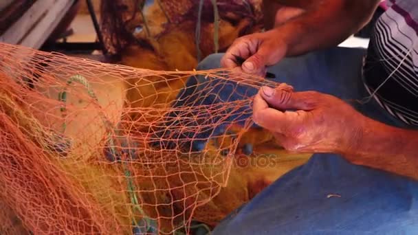 Ψαράς επισκευές Fishnet πετονιές - Πλάνα, βίντεο