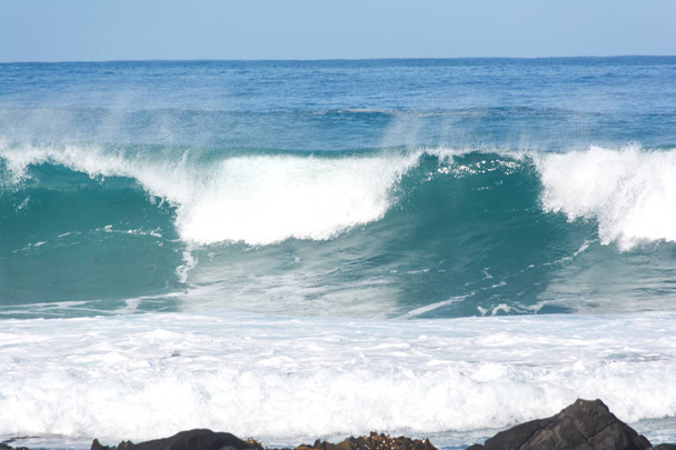 Durva hullámok összeomlik az óceánban - Fotó, kép