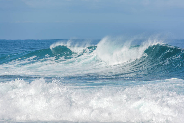 Rankkoja aaltoja putoaa mereen
 - Valokuva, kuva