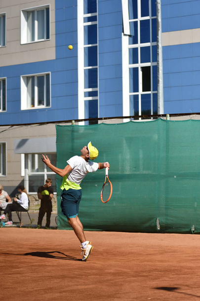 Orenburg, Venäjä - 15 elokuu 2017 vuosi: Pojat pelaavat tennistä
 - Valokuva, kuva