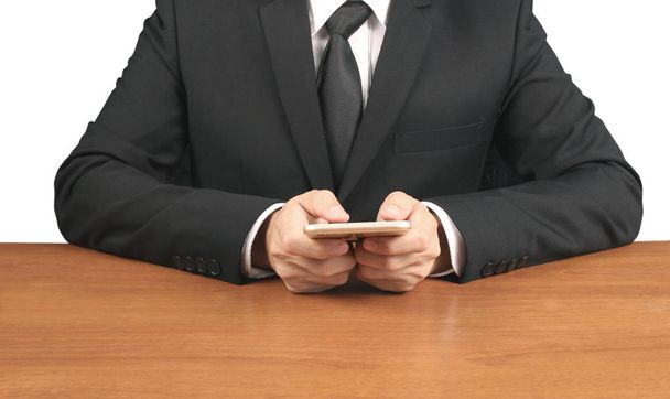 Empresario, mano sosteniendo la pantalla táctil del teléfono inteligente - Foto, imagen
