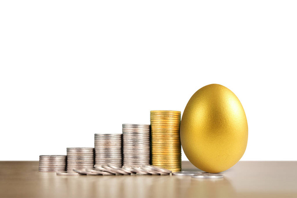 dourado um ovo de Páscoa isolado - Foto, Imagem