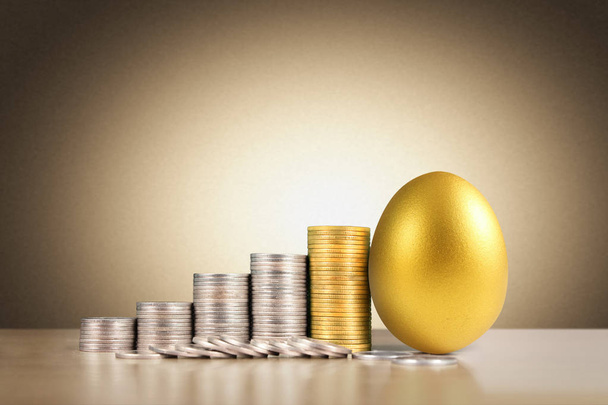 χρυσό αυγό του Πάσχα απομονωμένο - Φωτογραφία, εικόνα