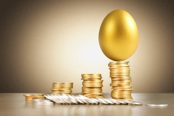золотой пасхальное яйцо изолированы - Фото, изображение