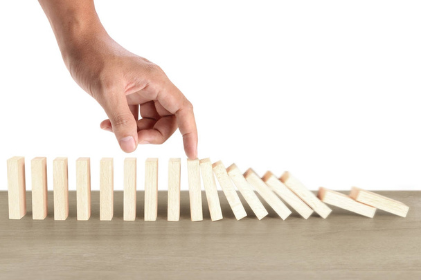 Mano Detener el concepto de dominó, solución de negocio - Foto, imagen