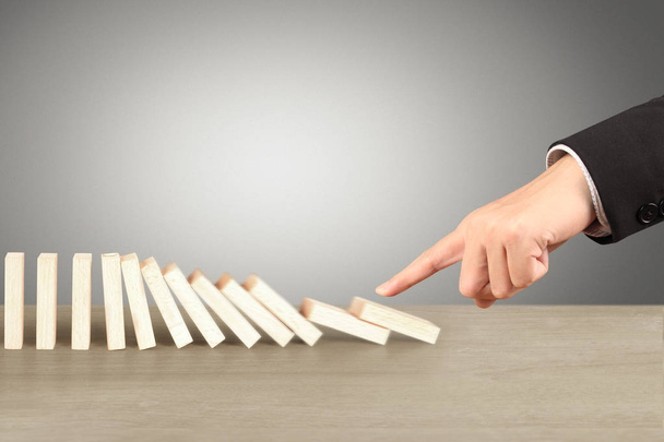 Mano Detener el concepto de dominó, solución de negocio - Foto, Imagen
