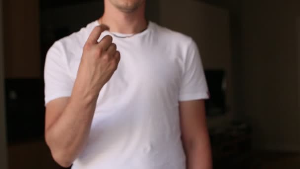 Άνθρωπος που τα δάχτυλα του παλάμες μετράει από ένα έως πέντε - Πλάνα, βίντεο