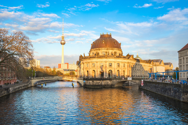 Museum Isola al tramonto con Torre della Televisione nella città di Berlino, Ge
 - Foto, immagini
