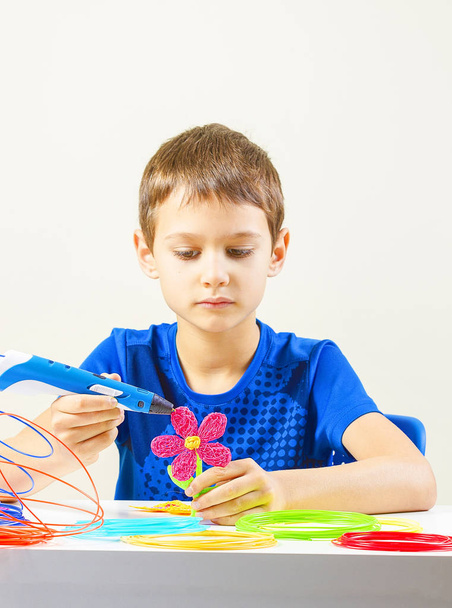 Boy with 3d printing pen creating a flower - Zdjęcie, obraz
