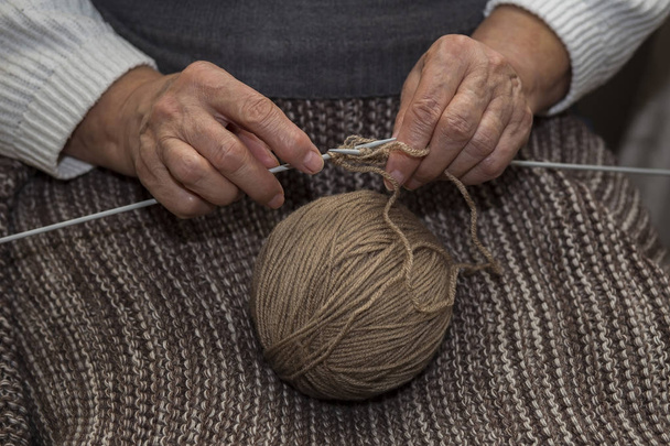  grandmother knits at home - Foto, imagen