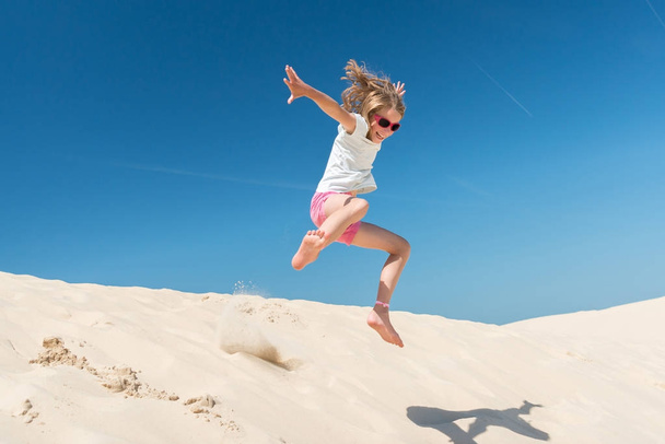 Jumping young girl - Foto, Bild