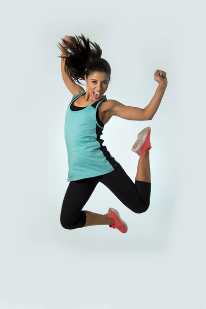 joven atractivo y feliz latina deporte mujer saltar emocionado y alegre en gimnasio ejercicio ejercicio estilo de vida saludable
 - Foto, imagen