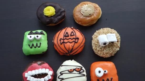 Zoom auf Donuts auf Holzgrund - Filmmaterial, Video
