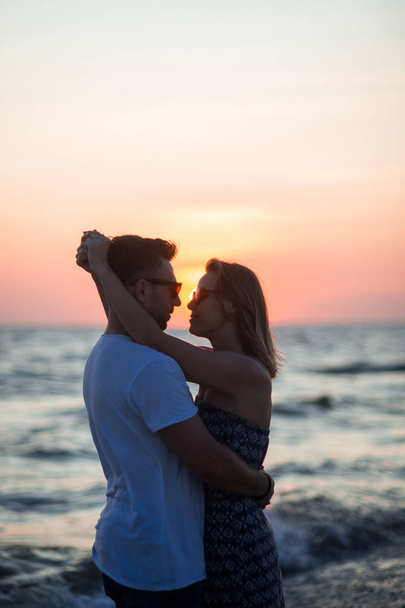 Couple d'amoureux se tient après avoir embrassé sur le bord de la mer
. - Photo, image