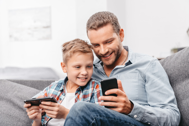 Father and son with smartphone - Zdjęcie, obraz