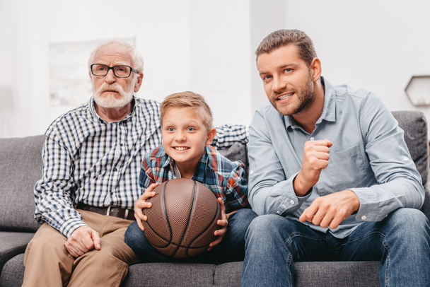 Regarder la famille basket à la maison
 - Photo, image